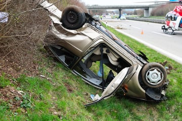 Unfall A96: Heftiger Crash auf Autobahn: Mercedes schleudert über Leitplanke, Fahrer mit Heli in Klinik