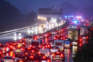 Unfall A5: Aquaplaning-Crash auf der A5: Audi kracht in Reisebus - zehn Verletzte