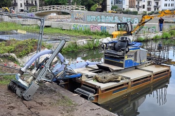 Leipzig: Einfahrt zum Stadthafen dicht: Bagger, Boote und Schläuche sollen Weg frei machen