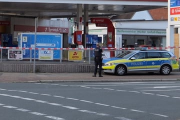 Mann betritt Tankstelle und fordert Geld, dann zückt er ein Messer