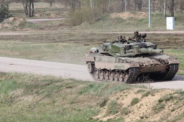 Autofahrer, aufgepasst! Hier rollen Panzer über die Straße