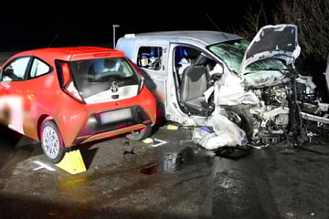 Tragischer Unfall auf Landstraße fordert ein Todesopfer und vier Verletzte
