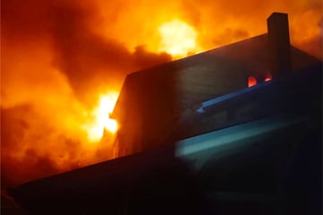 Feuer gelegt fürs schnelle Geld: Verdächtiges Fotografen-Duo kassierte Tausende Euro