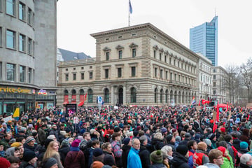 Leipzig: Demo gegen Merz und die AfD: Tausende Menschen in Leipzig auf der Straße