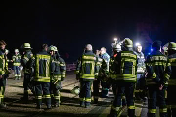 Leck an Frachtschiff: Über 100 Einsatzkräfte vor Ort, Main-Donau-Kanal gesperrt
