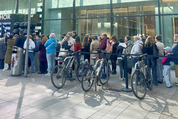 Dresden: Wofür stehen die Menschen hier auf der Prager Straße Schlange?
