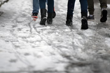 Fußgänger übersehen: Mann bei Autounfall schwer verletzt