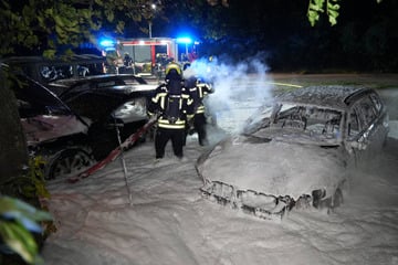 Leipzig: Attacke auf teilAuto in Leipzig? Feuerteufel setzen gleich vier Mietwagen in Brand