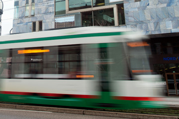 Einsatz in Leipziger Chaussee: Frau von Tram erfasst und schwer verletzt