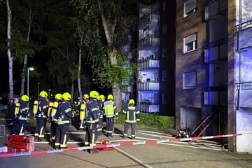 Mitten in der Nacht: Aufregung in Wohnkomplex - Dichter Rauch dringt aus Tiefgarage