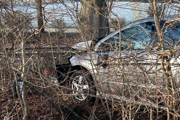 "Unkontrollierte Fahrweise" endet in fatalem Unfall: Mercedes-Fahrer stirbt nach Frontal-Crash