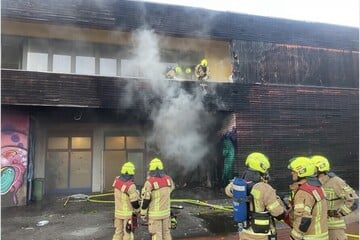 Berlin: Gleich zwei Einsätze in Steglitz: Schule brennt, Fassadenteile stürzen 30 Meter in die Tiefe