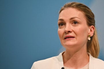 Tausende Tragödien jährlich: Bayerns Ministerin ruft zu früher Hilfe bei psychischen Krisen auf