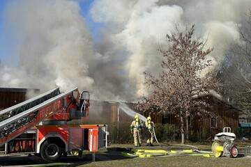 Berlin: Brand in Unterkunft für Wohnungslose in Wittenau: Rund 90 Feuerwehrleute im Einsatz