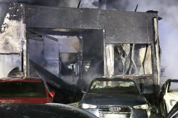 Brand in Autohaus: Großeinsatz der Feuerwehr - Hunderttausende Euro Schaden