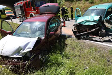 Frontal-Crash bei Alberoda: Mehrere Personen verletzt