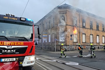 Feuerwehreinsatz in Zwickau: Brand in ehemaligem Krankenhaus