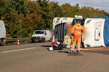 Unfall A7: Getränke-Sattelzug auf A7 umgekippt: Fahrer schwer verletzt, Bergung dauert an!