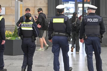 Dresden: Aufregung am Hauptbahnhof: Mann randaliert in Geschäft, uriniert in Zelle und zerstört Krankenwagen