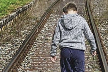 Kind spaziert im Gleisbereich: Aufmerksamer Bahnfahrer verhindert Katastrophe!