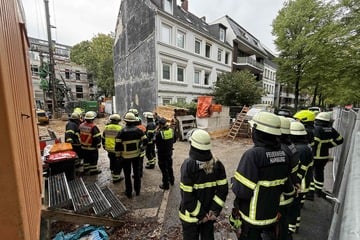 Hamburg: Riss im Dachgiebel löst Großeinsatz aus: Wohnhaus evakuiert