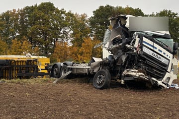 Unfall A4: Tonnenweise Pakete geladen: Lkw kracht auf Pannen-Lkw, Vollsperrung auf A4 beendet