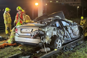 Straßenbahn kracht in Audi und schleift ihn mehrere Meter mit
