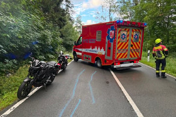 Kontrolle verloren: Motorradfahrer und Sozia bei Unfall verletzt