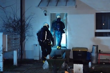 Dresden: Wohnhaus in Dresden geräumt: Spezialkräfte im Einsatz!