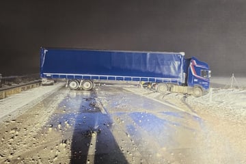 Unfall A38: Sieben Stunden Vollsperrung: Lkw sorgt für Chaos auf A38