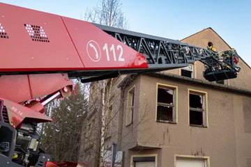 Dichter Rauch über Mittweida: Bewohnerin rettet sich aus brennender Wohnung