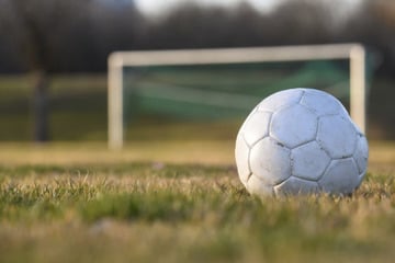 Eklat bei Kreisliga-Spiel: Fußballer prügeln aufeinander ein