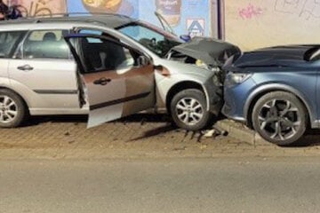 Zu tief ins Glas geschaut: Autofahrer verletzt sich bei nächtlichem Frontalcrash