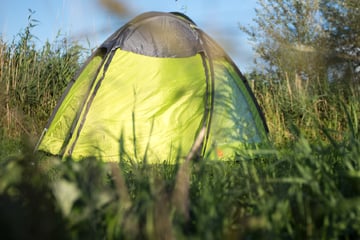 Messerattacke: Gruppe zeltet an Baggersee - plötzlich will Mann Camper mit Messer angreifen