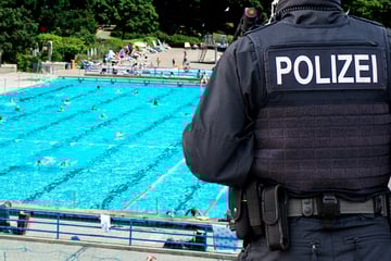 Minderjährige Mädchen in Freibad belästigt: Polizei sucht jungen Mann mit Vollbart
