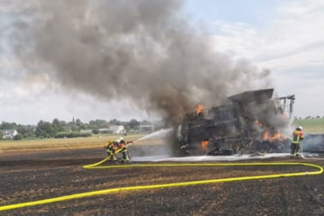 Häuser in Gefahr: Mähdrescher lichterloh in Flammen - stundenlanger Löscheinsatz