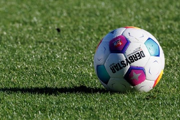 Amateur-Kicker bricht auf dem Platz zusammen und stirbt