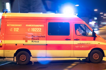 Schwerer Unfall: Radfahrer (63) ignoriert rote Ampel und wird von Auto erfasst
