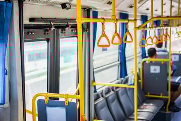 Sexuelle Belästigung in Straßenbahn: Älterer Mann greift Teenagerin in den Schritt