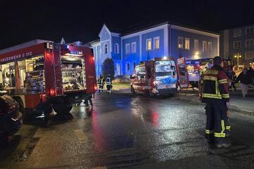 Flammenalarm in Seniorenheim: Drei Menschen nach Brand verletzt
