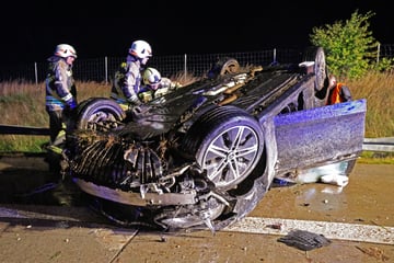 Unfall A4: Mercedes überschlägt sich auf A4: Drei Schwerverletzte, darunter ein Baby