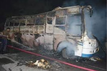 Bus stößt mit Laster zusammen: 17 Tote, darunter auch Kinder
