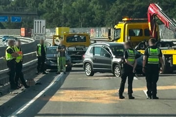 Unfall A7: Autos und Lkw krachen auf A7 gegeneinander: Zwei Personen verletzt