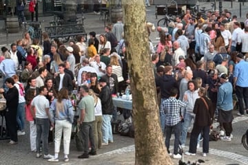 Köln: Kölner trotzen Aus von "meet & eat": 250 Menschen feiern mit Bügelbrettern am Rudolfplatz