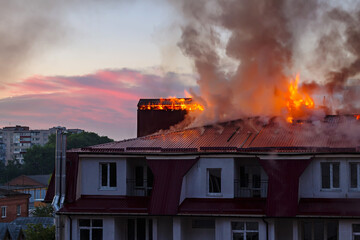 Flammen-Tragödie: Mutter und sieben Kinder sterben bei Wohnhausbrand - Vater einziger Überlebender