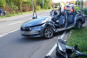 Fahrer schwer verletzt: Skoda wird beim Abbiegen von Straßenbahn erfasst