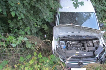VW gerät ins Schleudern: Fahrer bei Unfall auf B245 verletzt
