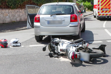 Motorrad von Auto Toyota erfasst: Zwei Menschen im Krankenhaus