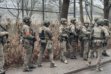 Offenbar Person mit Waffe gesichtet! Spezialkräfte nehmen Jugendlichen fest