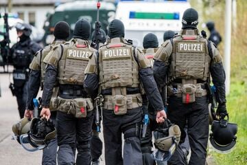 23-Jähriger geht mit Schere auf eigenen Vater los: Spezialeinheit muss eingreifen!